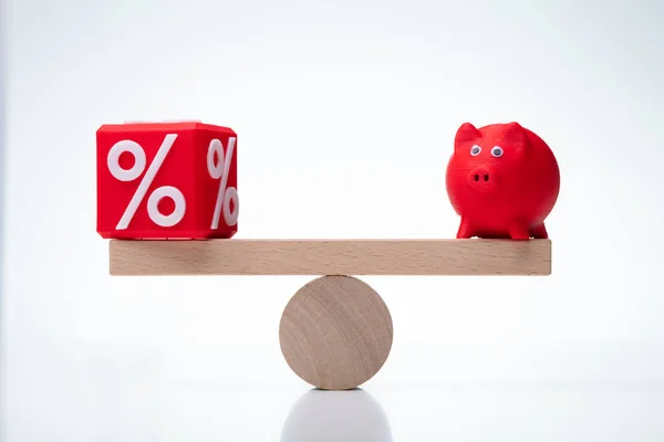 Seesaw Mostrando Equilíbrio Entre Percentagem Piggybank — Fotografia de Stock