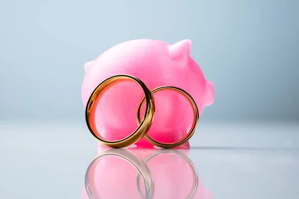 Közeli Fel Arany Karikagyűrűk Pink Piggy Bank Elintézve Elszigetelt Fehér — Stock Fotó