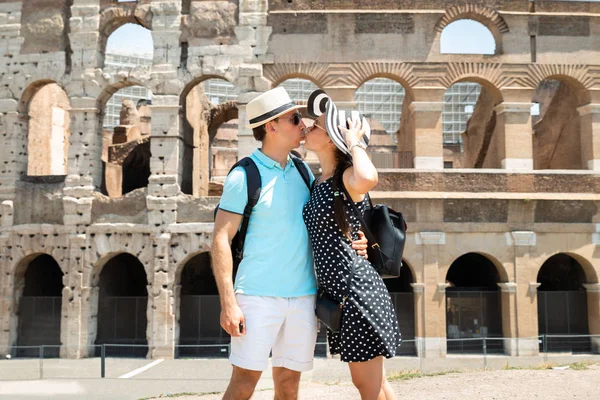 Joven Pareja Turistas Besándose Frente Coliseo Roma Italia —  Fotos de Stock