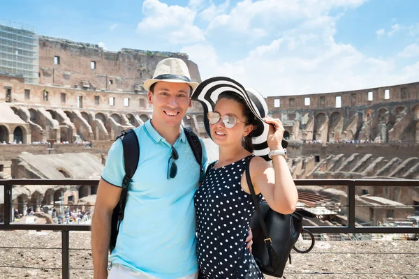 Młoda Para Turystyczna Stojąca Koloseum Rzym Włochy — Zdjęcie stockowe