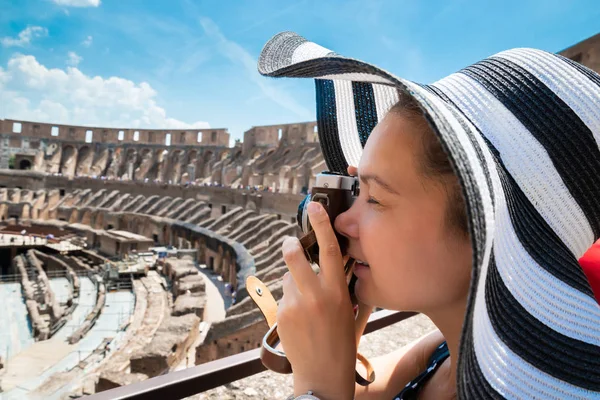 Mujer Tomando Fotos Dentro Del Coliseo Roma Italia —  Fotos de Stock