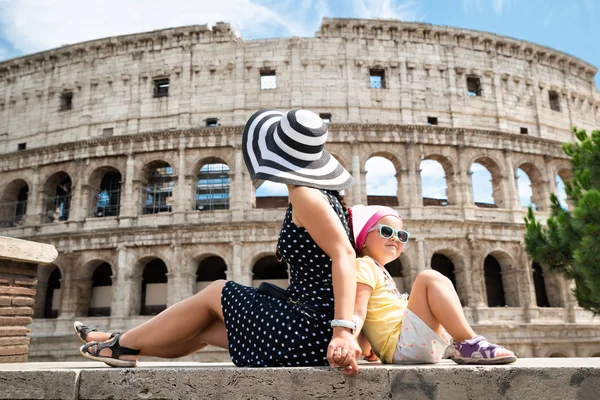 Fiatal Anya Lánya Colosseum Előtt Ülve Rómában Olaszországban — Stock Fotó