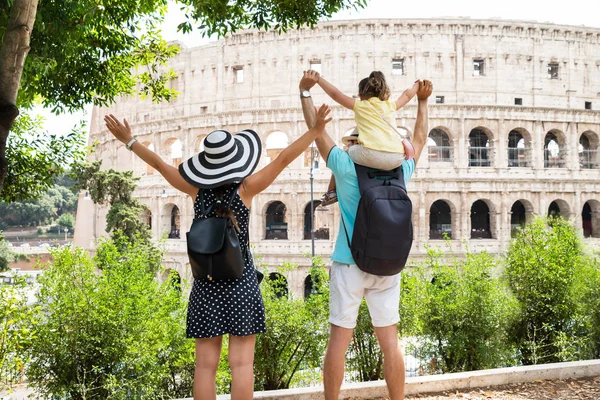 Młoda Rodzina Turystyczna Stoi Przed Koloseum Rzymie Włochy — Zdjęcie stockowe