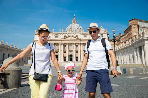 バチカンの聖ピーターズ大聖堂の前で子供と家族 — ストック写真