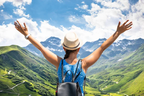 女人与背包享受全景山景 — 图库照片