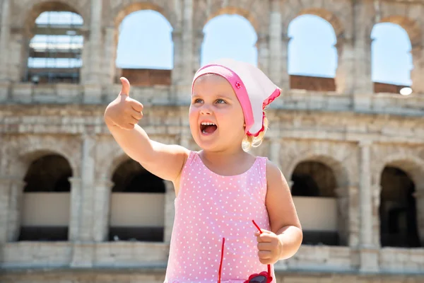 Menina Mostrando Polegar Para Cima Perto Coliseu Roma Itália — Fotografia de Stock