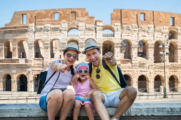 ローマ イタリアのコロッセオの前に座っている若い観光家族 — ストック写真