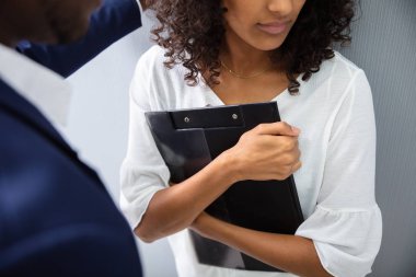 İşteki bir adam tarafından taciz edilen genç kadın.