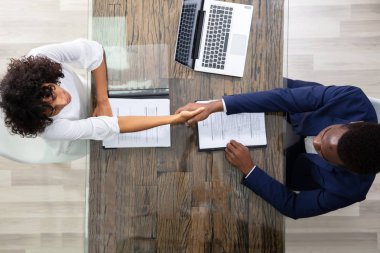 Genç İş Adamları İş Görüşmesinde Tokalaşıyor