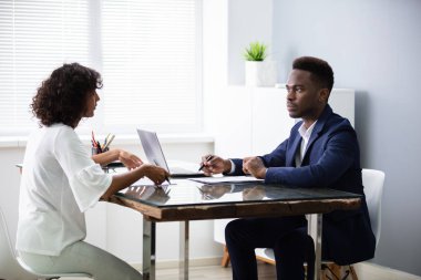 Genç İş Adamları İş Görüşmesinde Oturuyorlar