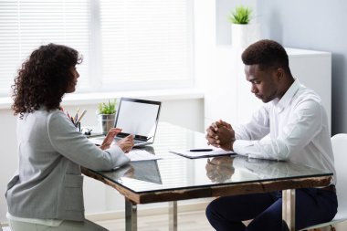 Genç İşadamı Ofiste Zorlu Görüşmeden Kaldı