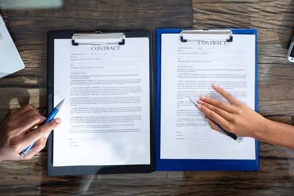 Twee Ondernemers Werken Aan Een Werkdocument Lopende Contracten — Stockfoto