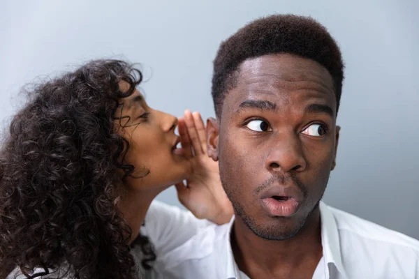 Homme Affaires Chuchotant Aux Collègues Oreille Dans Bureau — Photo