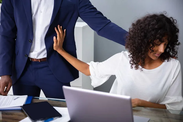 Jovem Mulher Assediada Por Homem Trabalho — Fotografia de Stock