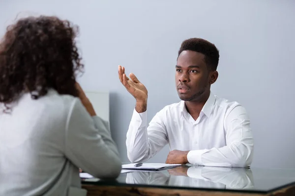 Stressato Giovane Uomo Affari Che Non Riesce Difficile Intervista Ufficio — Foto Stock