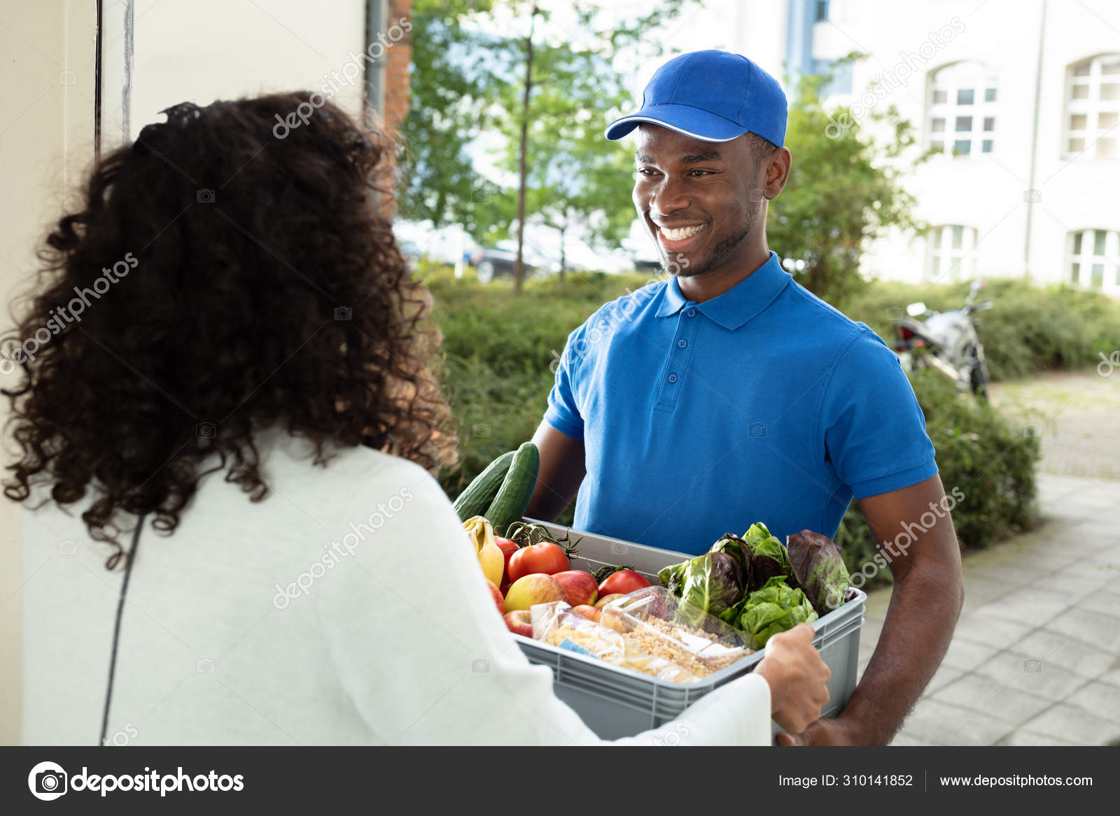 Sterile water bigest shortage grocery. Grocery delivery. Market with delivery. Доставщики еды вместе. Тележка с едой в lidl.