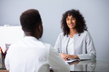 Genç İş Adamları İş Görüşmesinde Oturuyorlar