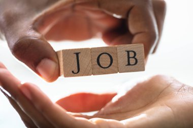 İşadamı Adaylara İş Metni Veren Ahşap Blok Veriyor