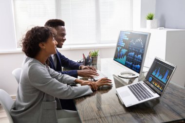 Borsa Simsarı Ofisteki Bilgisayarda Grafikleri Analiz Ediyor