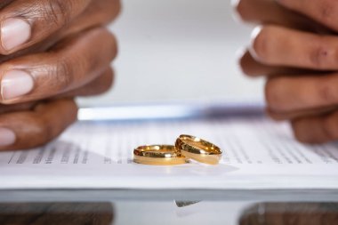 Boşanma Anlaşmasında İki Kol Evlilik Yüzüğünün Yakınında