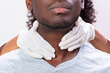 Tiroid bezinin performans gösteren fiziksel sınav palpasyonla doktor