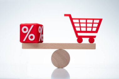 Tahterevalli, yüzde ile alışveriş arabası arasındaki dengeyi gösteriyor