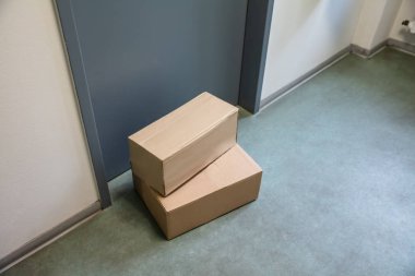 Ön Kapı Dışında Teslim Edilen Karton Koli Kutularının Yakın Çekim