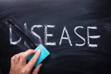 Kişi Eli, Mavi Sünger ile Kiremit Tahtasına Yazılan Kelime Hastalığını Silme