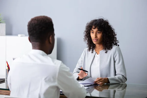 Jungunternehmer Sitzen Beim Vorstellungsgespräch Büro — Stockfoto