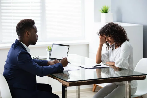 Gestresste Junge Geschäftsfrau Hält Sich Bei Vorstellungsgespräch Amt Bedeckt — Stockfoto