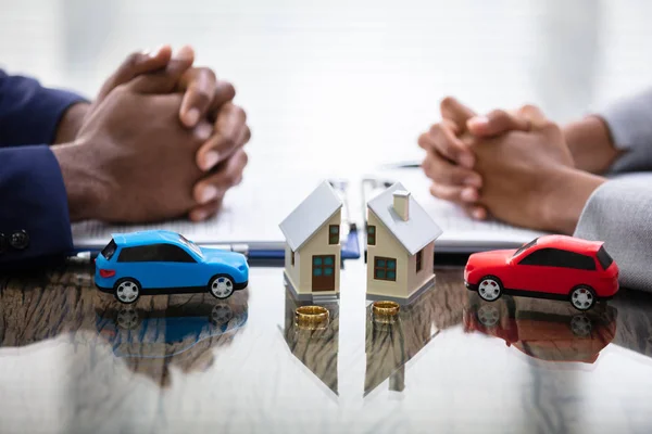 Esposa Marido Dividindo Casa Carro Durante Processo Divórcio — Fotografia de Stock