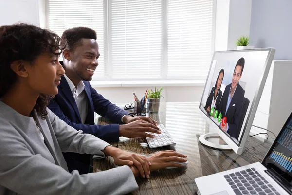 Vidéoconférence Hommes Affaires Avec Des Collègues Sur Ordinateur Bureau — Photo