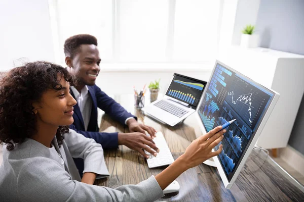 Stock Market Broker Analyzing Graphs Computer Office — Stock Photo, Image