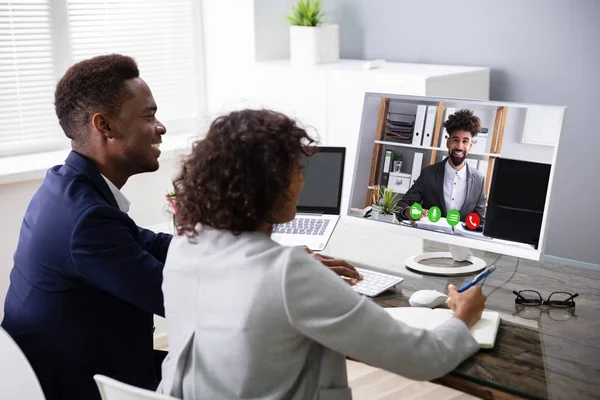 Empresários Videoconferência Com Colega Computador Escritório — Fotografia de Stock