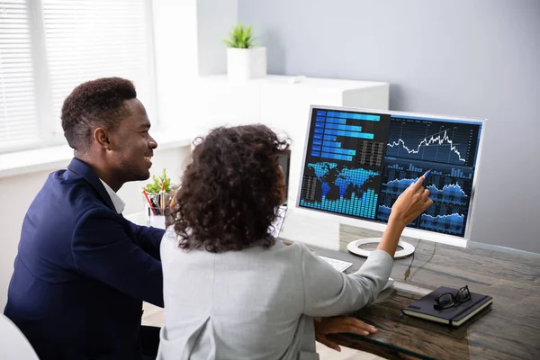 Corretor Mercado Ações Analisando Gráficos Computador Escritório — Fotografia de Stock