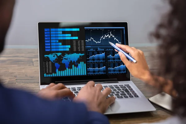Dwóch Biznesmenów Analizuje Wykres Finansowy Laptopie — Zdjęcie stockowe