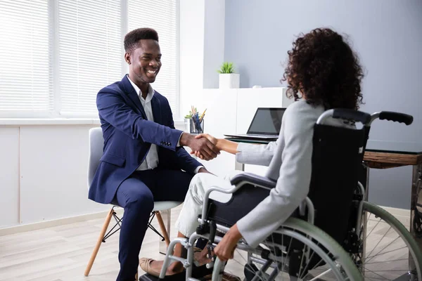 サラリーマンオフィスで障害者のビジネスウーマンと握手 — ストック写真