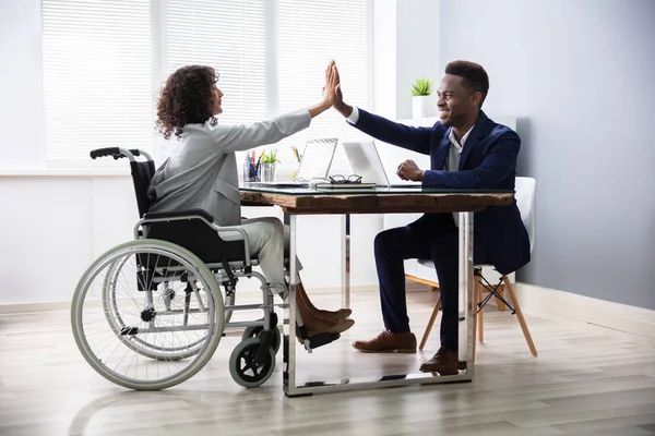 Empresaria Discapacitada Entregando Cinco Altos Socio Cargo — Foto de Stock