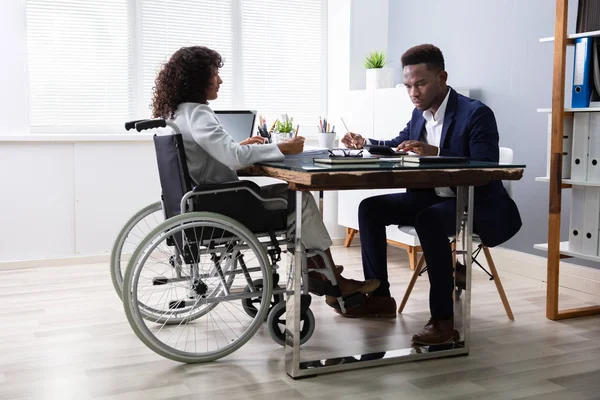 Affärskvinna Sitter Rullstol Arbetar Office — Stockfoto