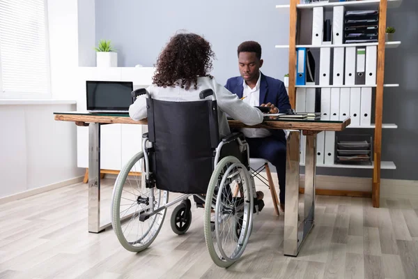 Kadını Tekerlekli Sandalyede Oturuyor Ofiste Çalışıyor — Stok fotoğraf