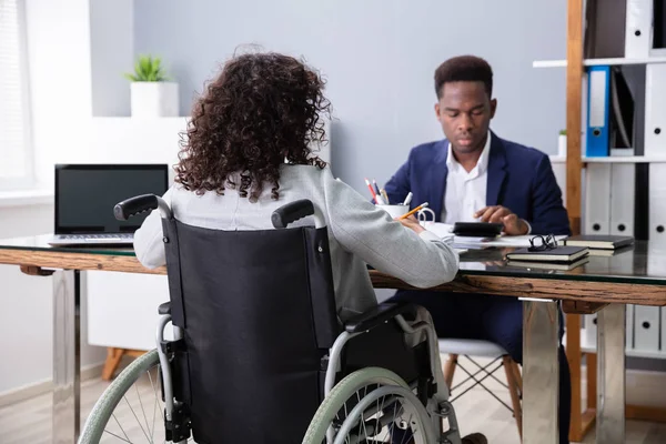 Empresária Sentada Cadeira Rodas Trabalhando Escritório — Fotografia de Stock