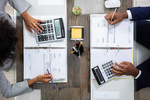 Twee Collega Uit Het Bedrijfsleven Berekenen Belasting Het Kantoor — Stockfoto