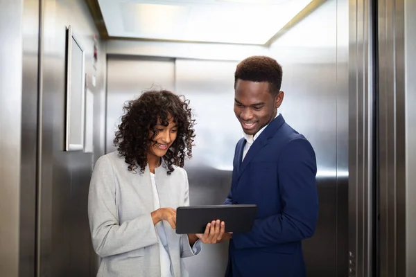 Üzletemberek Megbeszélés Álló Belső Lift Munkahelyen — Stock Fotó