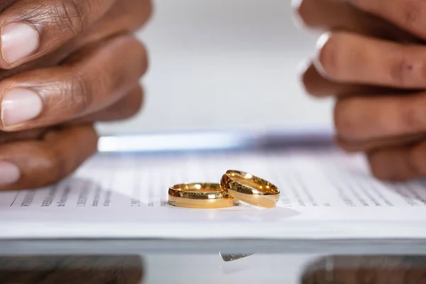 Couple Hands Divorce Agreement Wedding Rings — Stock Photo, Image