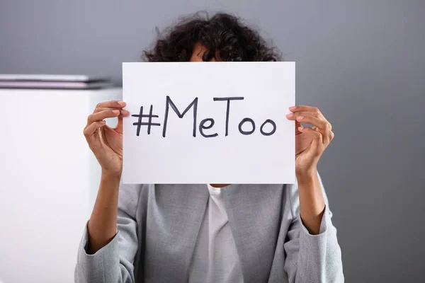 Frau Hält Papierbogen Mit Geschriebenem Metoo Hashtag Der Hand — Stockfoto