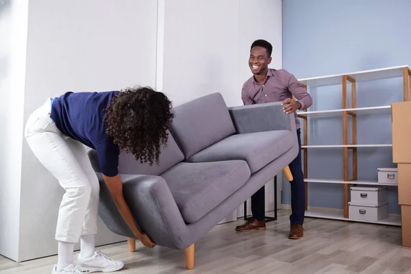 Paar Stellt Sofa Neues Wohnzimmer — Stockfoto