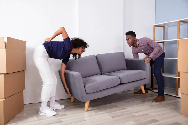 Frau Hat Rückenschmerzen Beim Anheben Des Sofas Hause — Stockfoto