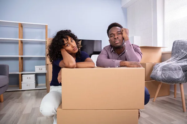 Casal Estressado Sentado Perto Caixas Nova Casa — Fotografia de Stock