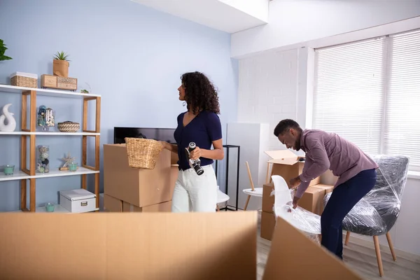 Paar Beim Auspacken Von Kartons Wohnzimmer Neuen Zuhause — Stockfoto