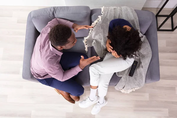 Mann Und Frau Kommunizieren Mit Gebärdensprache Auf Dem Sofa — Stockfoto